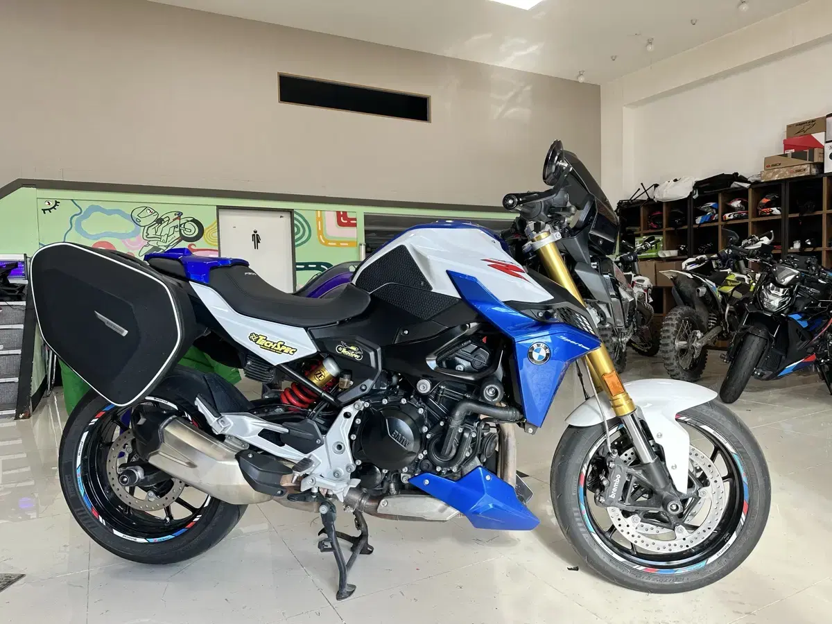 BMW F900R 23년식 판매합니다.